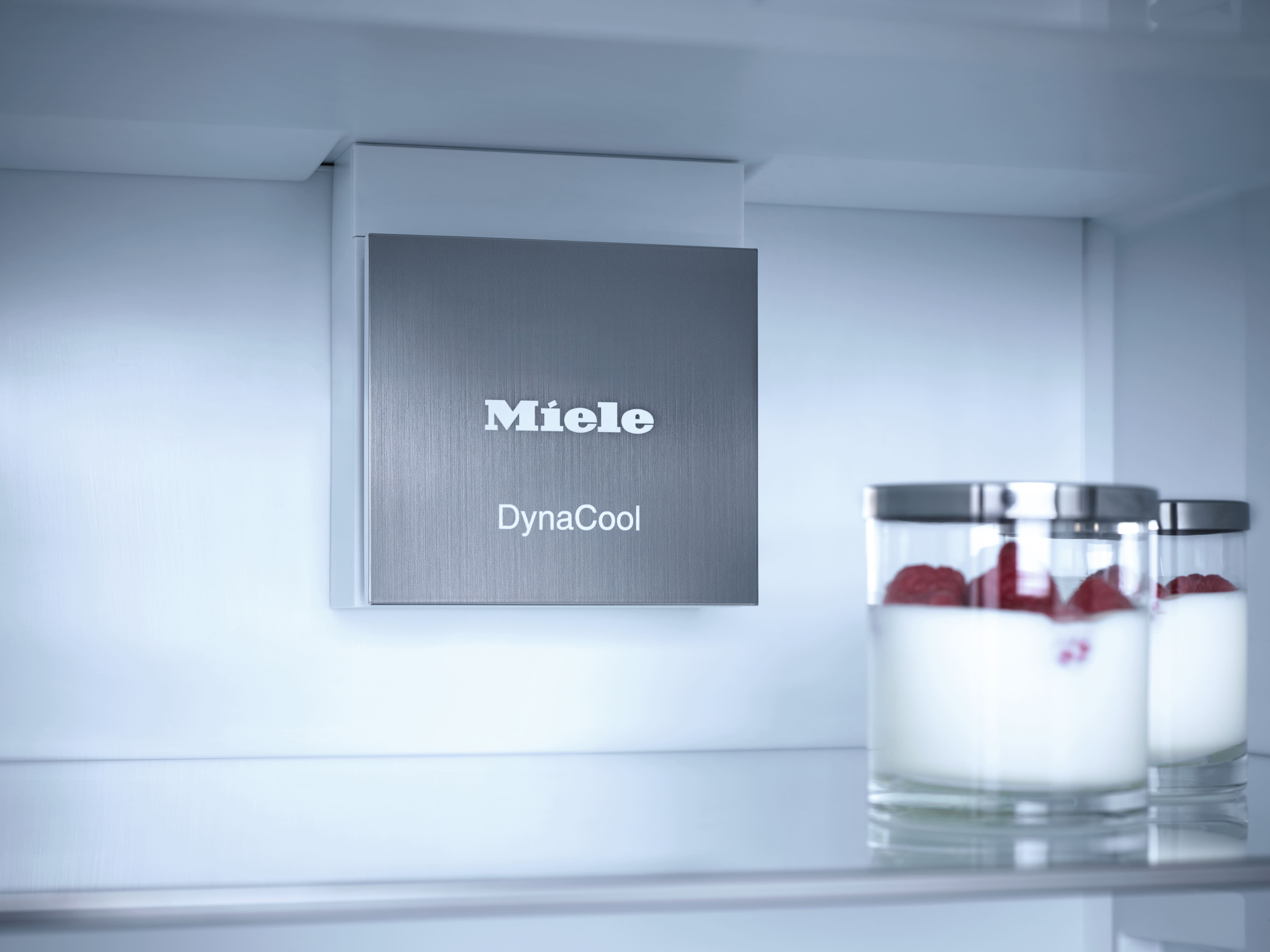 Встраиваемый холодильник Miele K 7747 D