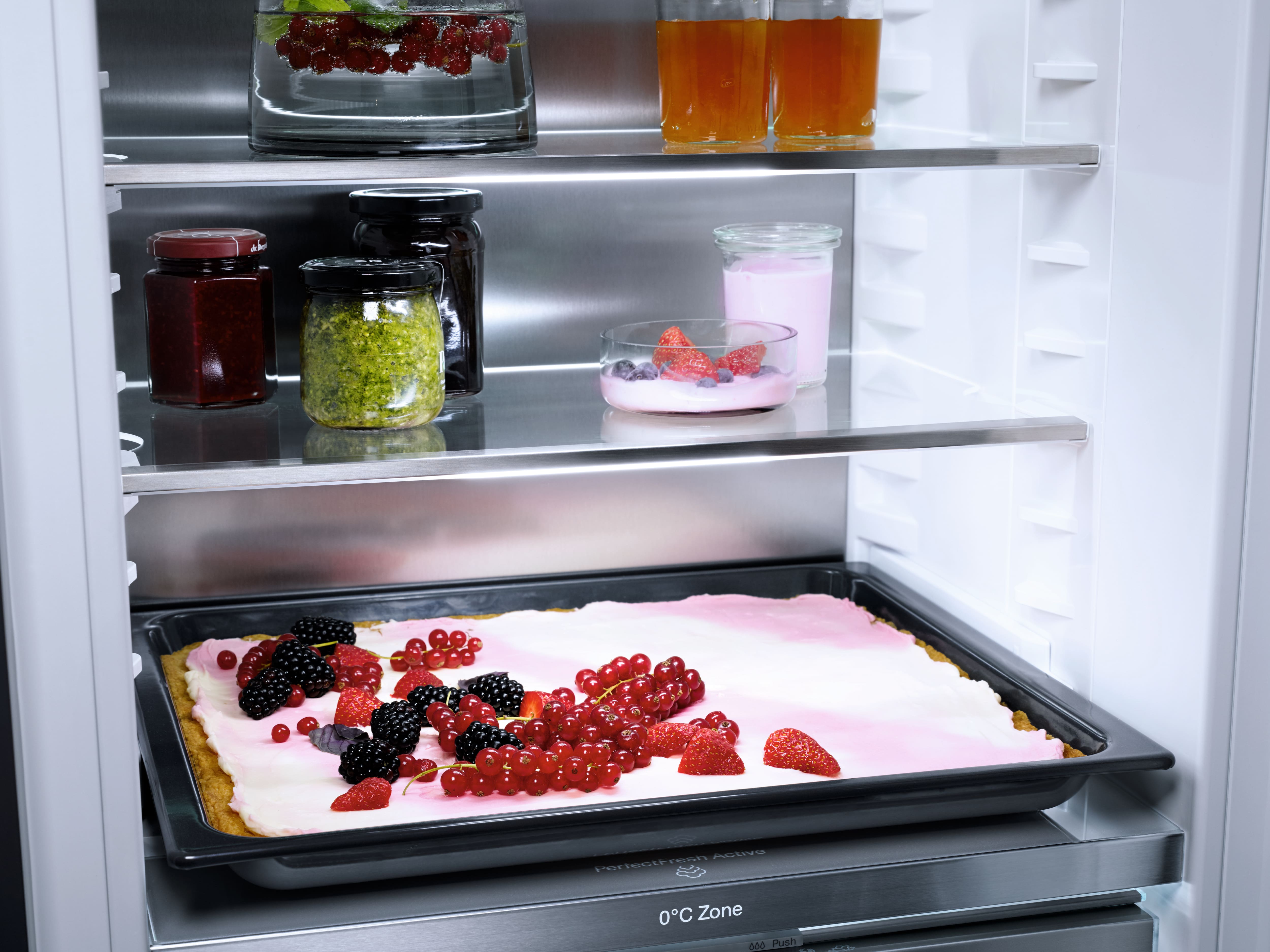 Встраиваемый холодильник Miele K 7747 D