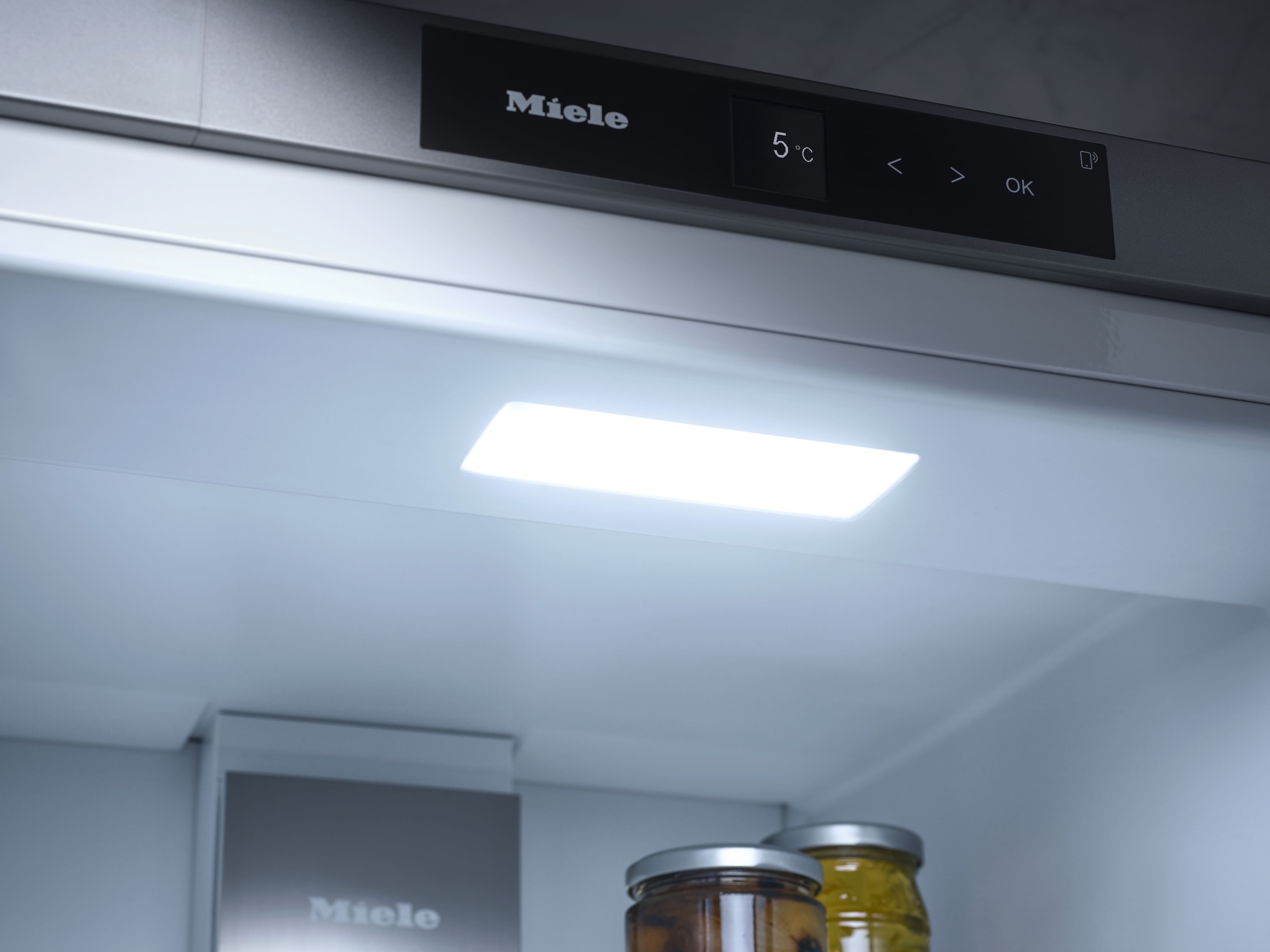 Встраиваемый холодильник Miele K 7747 D